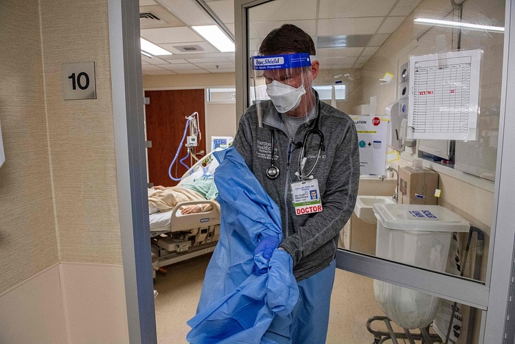 美國醫院要求染疫員工帶病返崗 醫護：這是在傷口撒鹽