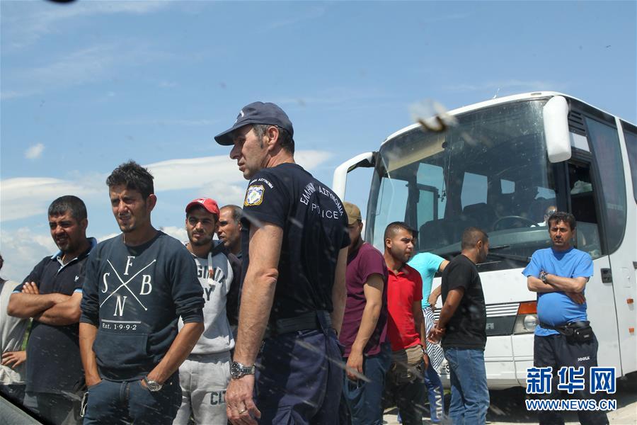 希臘警方在希馬邊境難民營開展遷移行動