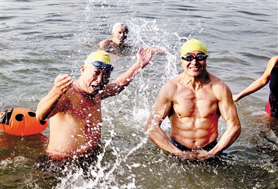 【山城故事　图文】拥有八块腹肌，54岁冬泳大叔成“网红”