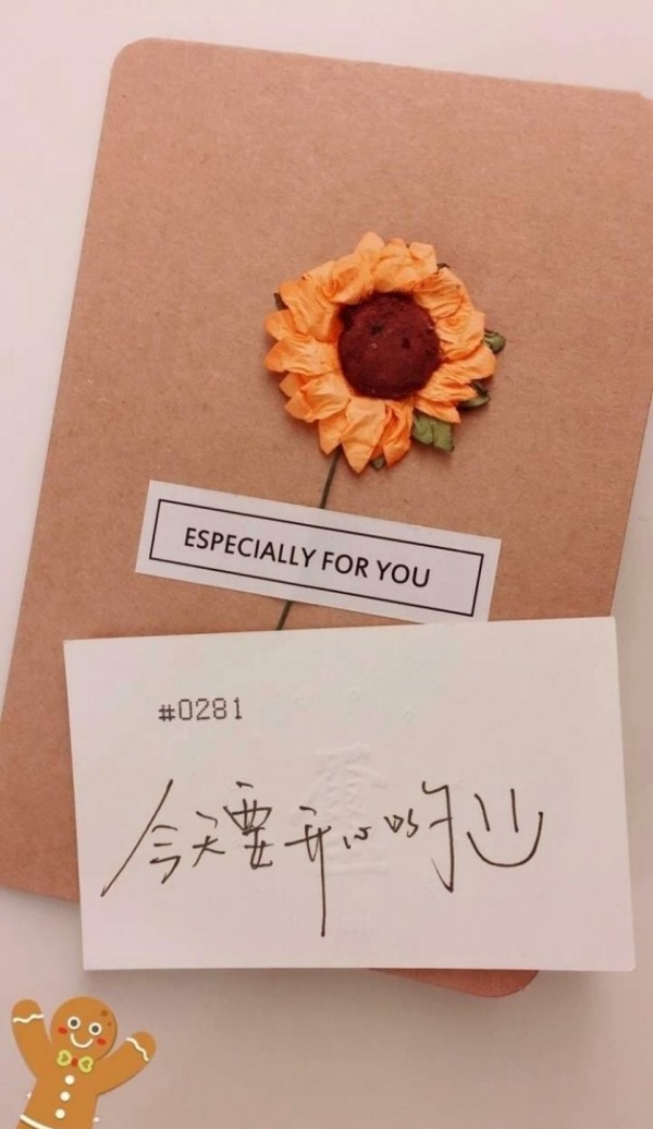 暖哭 易烊千玺兑现承诺手写1600张定制卡片送粉丝