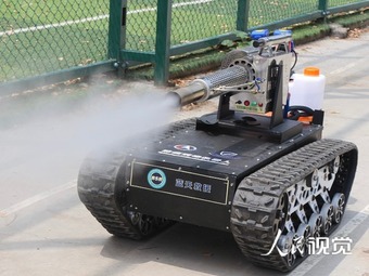 新型コロナで閉鎖式管理下の団地に無人消毒車が登場！　北京市