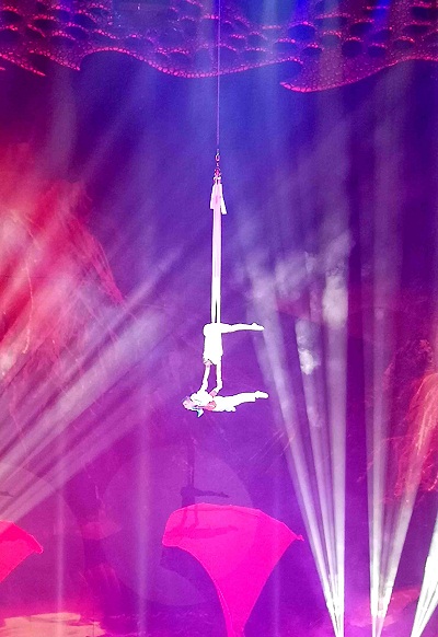 图片默认标题_fororder_精彩的高空表演（韩希 摄）