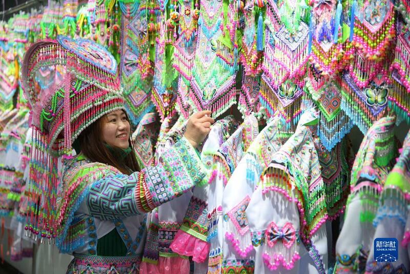 Matasa 'yan kabilar Miao na kasar Sin suna sayen sabbin tufaffi don shirya bikin bazara_fororder_0126-1