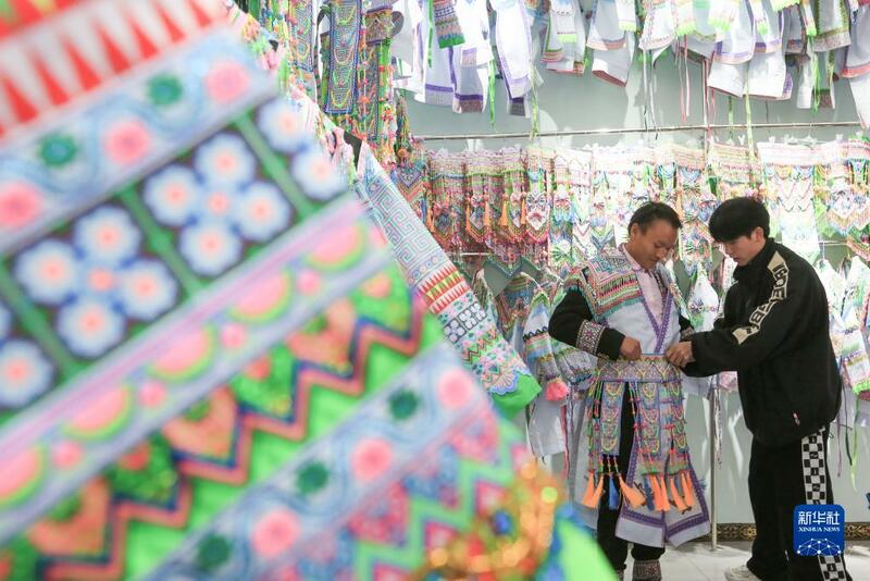 Matasa 'yan kabilar Miao na kasar Sin suna sayen sabbin tufaffi don shirya bikin bazara_fororder_0126-3