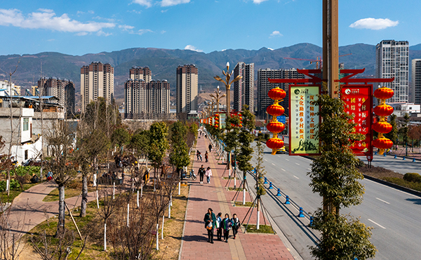 挂灯笼办年货凉山州越西年味浓