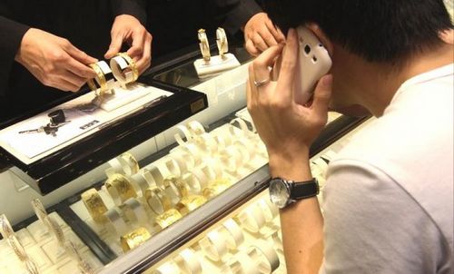 港媒：旅游业低迷致香港黄金销售遭遇“严寒”