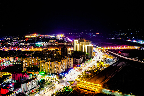 挂灯笼办年货凉山州越西年味浓