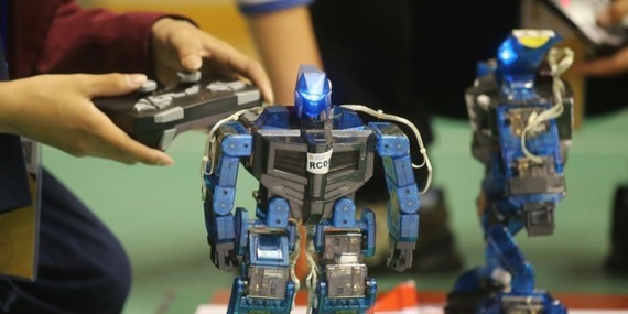 科技小達人“各顯神通”玩轉機器人