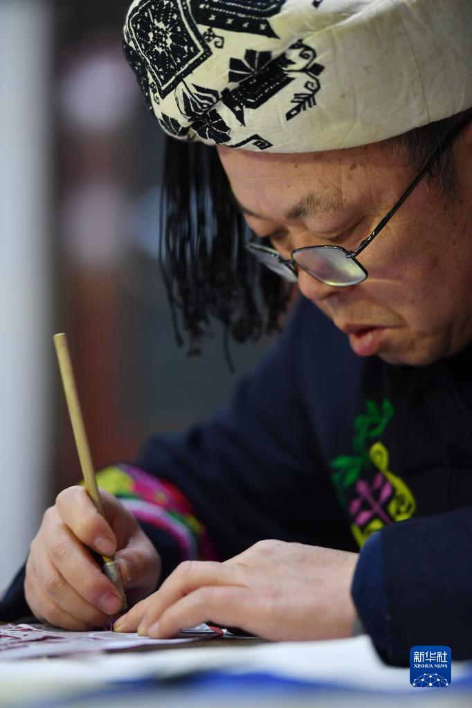 新春走基层丨湖南湘西：“踏虎”寻虎 “凿花”生花