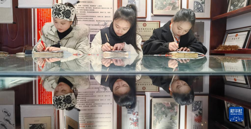 新春走基层丨湖南湘西：“踏虎”寻虎 “凿花”生花_fororder_4