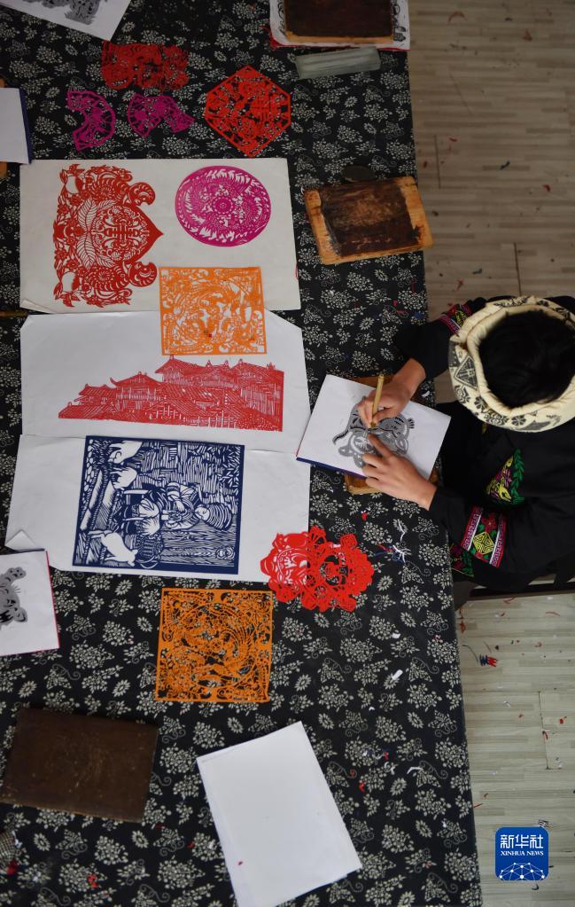 新春走基层丨湖南湘西：“踏虎”寻虎 “凿花”生花_fororder_6