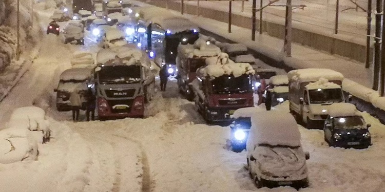 希腊暴雪成灾 政府被指应对不力 多部门道歉赔偿