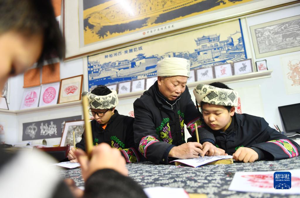 新春走基层丨湖南湘西：“踏虎”寻虎 “凿花”生花_fororder_1128303970_16432032711741n