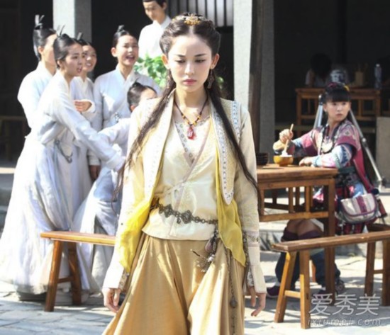 《仙剑云之凡》开播 古力娜扎私服街拍超会穿