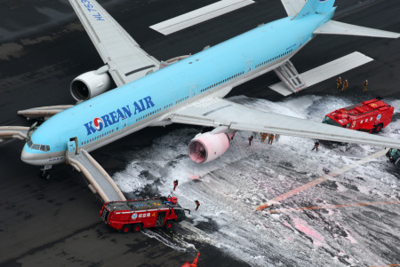 大韩航空客机起飞前发动机起火 未发现恐袭迹象