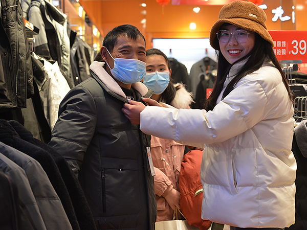 新春走基层|自贡荣县:年味浓年货足_fororder_给父亲买新衣