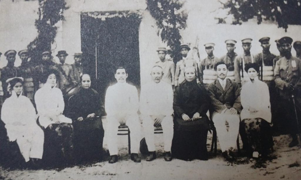 1912年5月27日，孙中山与家人合影于故居前。坐者左起：孙中山次女孙婉、宋霭龄、卢慕贞、孙中山、孙眉、孙眉夫人谭氏，右一为孙中山长女孙娫。