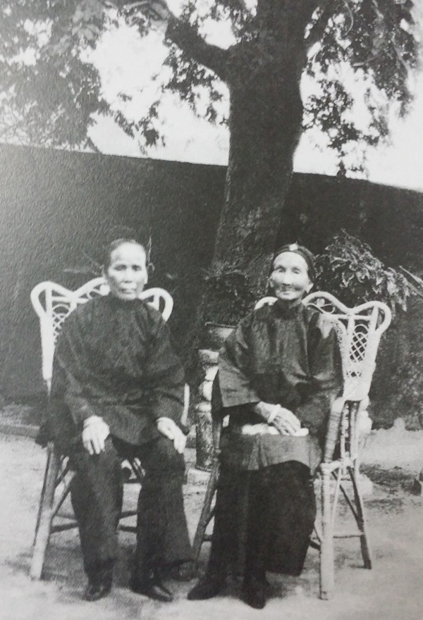 孙中山胞姐孙妙茜与陆皓东之母王金月在孙中山故居酸子树下合影。