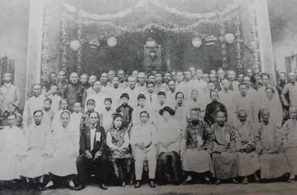 1912年5月28日，孙中山（前排左六）携家眷到南蓢左埗孙氏宗祠拜会宗亲合影留念。