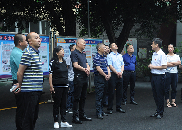 检查组在育才中学校长任劲松的陪同下查看了学校贯彻实施《四川