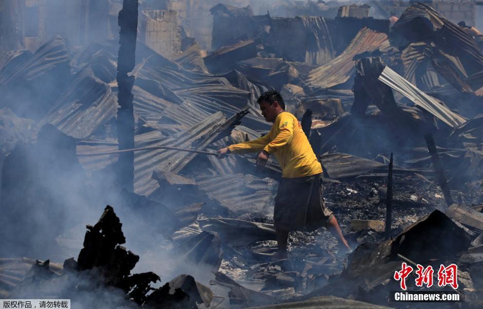 菲律宾一居民区发生火灾后一片狼藉