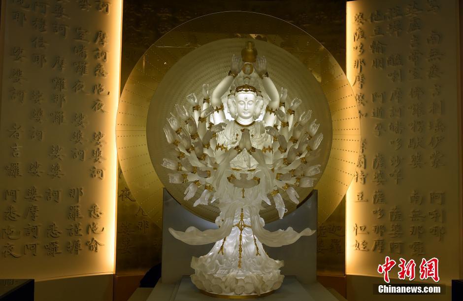 世界最大琉璃千手千眼观音在香港展出