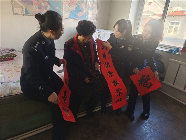 撫順公安新春送暖：女子警務區民警春節走訪暖人心_fororder_看望臺山村老人