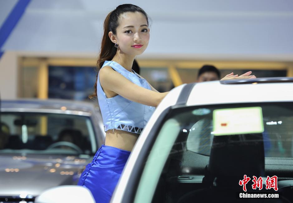 华中国际车展：靓丽车模争奇斗艳