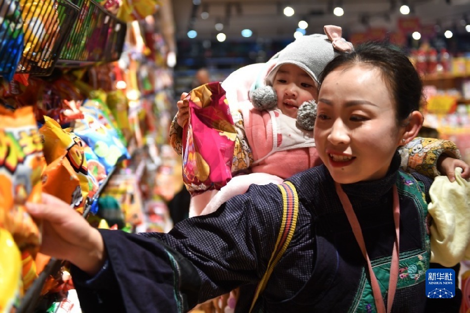 湖南湘西苗寨的最后一场“赶场” 购置年货迎春节