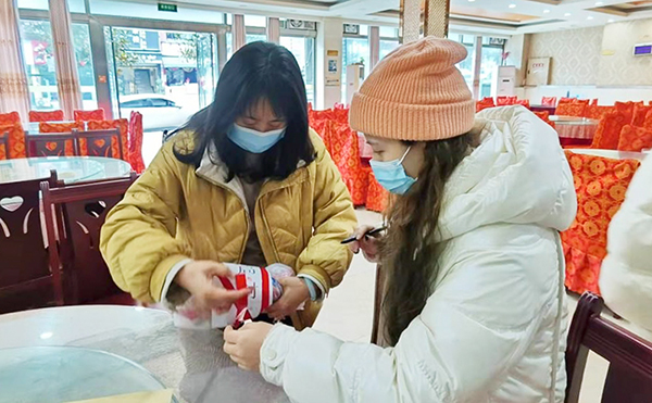 自贡市自流井区市场监管局“四点联动”护春节“食食平安”_fororder_1讲解产品标识