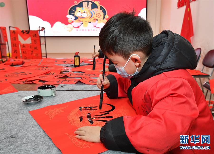 購年貨、寫春聯、剪窗花……年味撲面而來