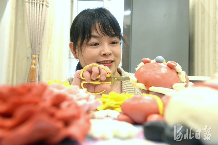 河北博野:巧手姑娘製作花餑餑