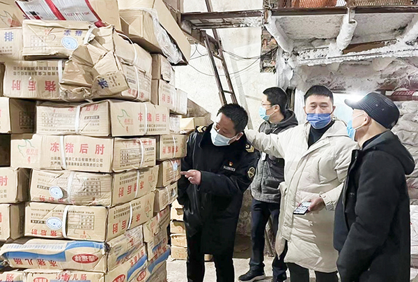 自贡市自流井区市场监管局“四点联动”护春节“食食平安”_fororder_3检查冻库