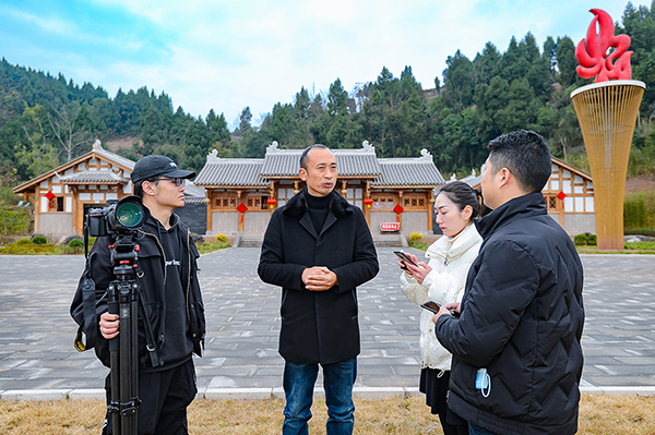 大有可为_fororder_4海龙村党支部书记熊建(中)介绍情况(摄影-廖志全)