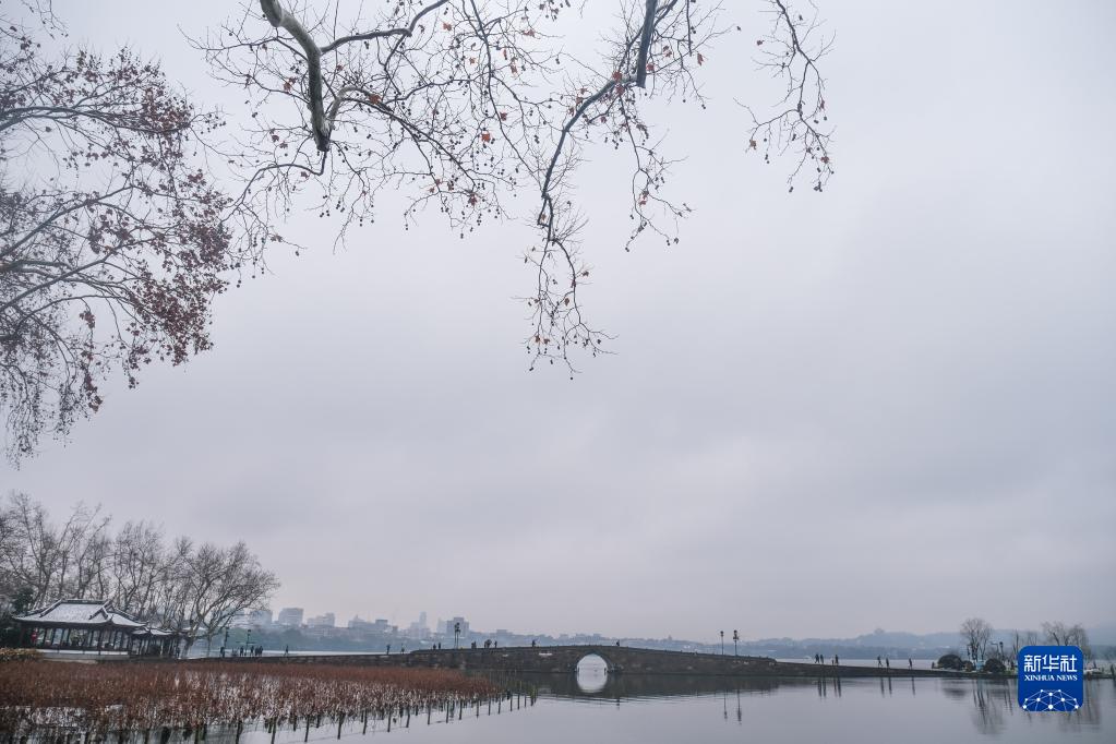 杭州西湖迎來新年初雪