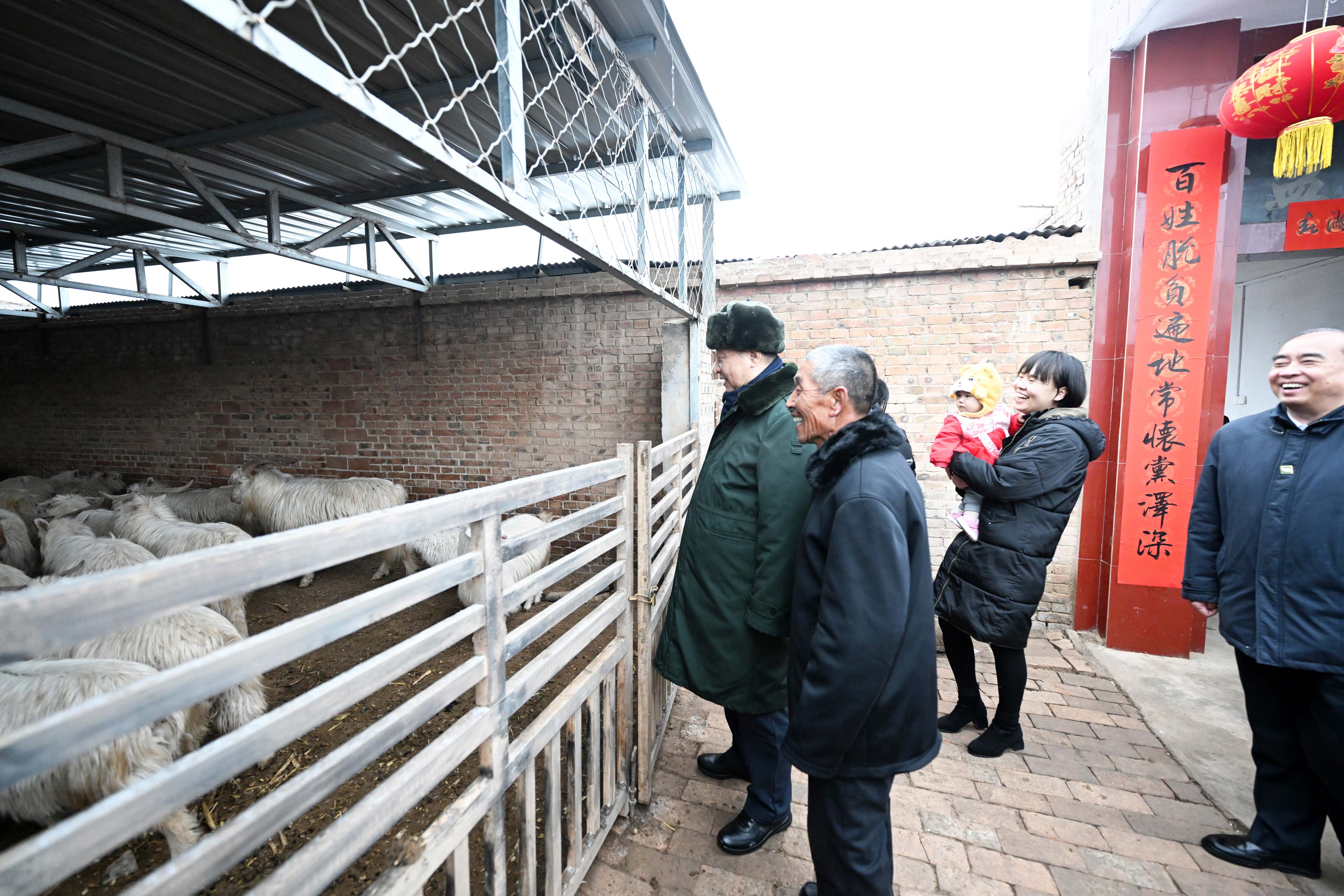 主席,中央军委主席习近平在临汾市汾西县僧念镇段村蔡文明家察看羊圈