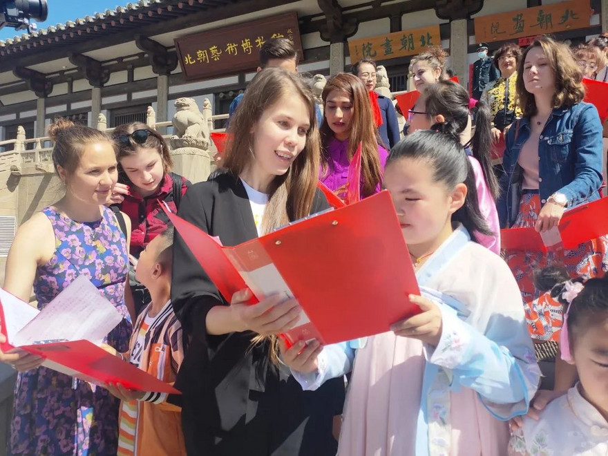 21 Foreign Youths Walk in Datong with Praise_fororder_大同圖片1