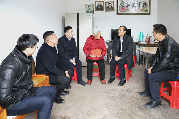 自贡市贡井区委书记张洪涛走访慰问困难党员、困难群众及专家人才_fororder_2慰问现场
