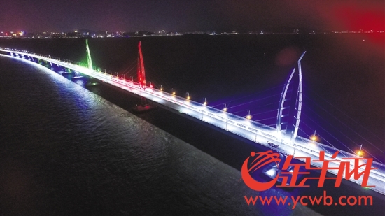 港珠澳大桥夜间照明阶段性调试 “亮妆”惊艳