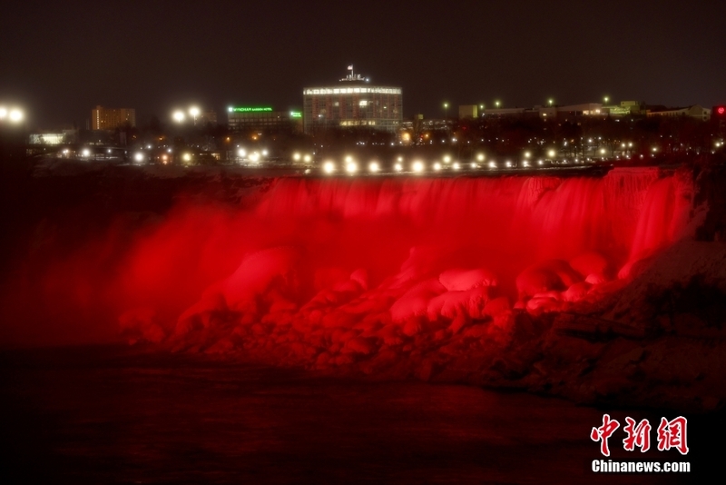 An kunna fitilu masu launin ja a babbar mafadar ruwa ta Niagara dake kasar Canada_fororder_3