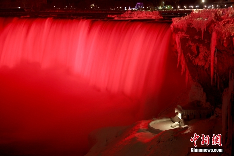 An kunna fitilu masu launin ja a babbar mafadar ruwa ta Niagara dake kasar Canada_fororder_2