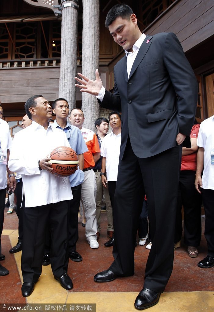 又见最萌身高差!姚明合影陈乔恩忍俊不禁