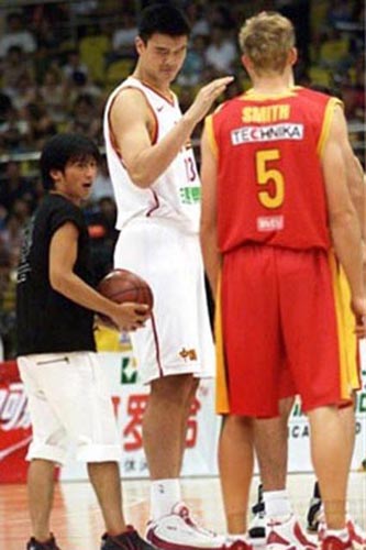 又见最萌身高差!姚明合影陈乔恩忍俊不禁