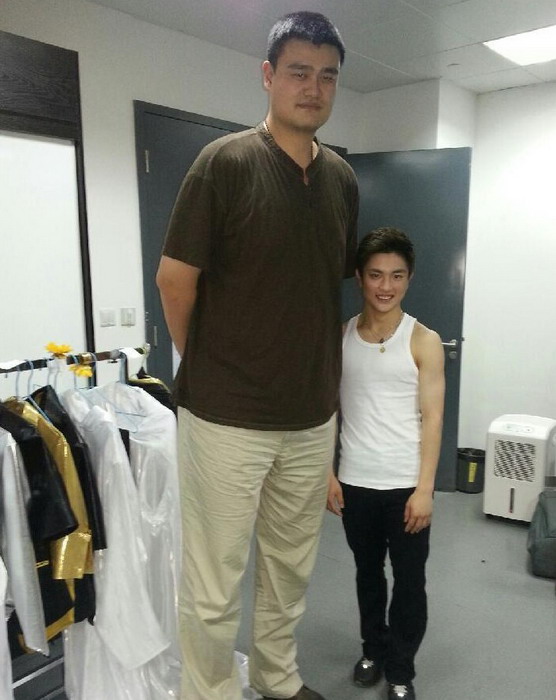 又见最萌身高差!姚明合影陈乔恩忍俊不禁