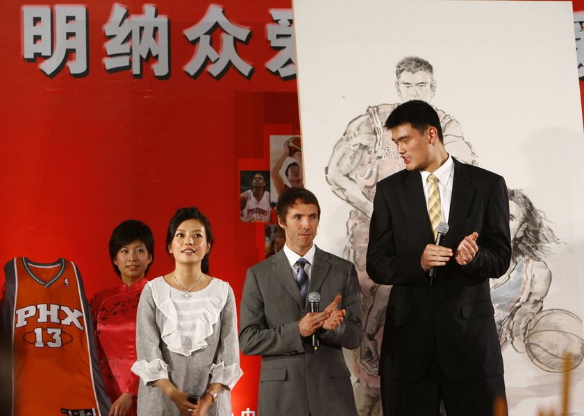 又见最萌身高差!姚明合影陈乔恩忍俊不禁