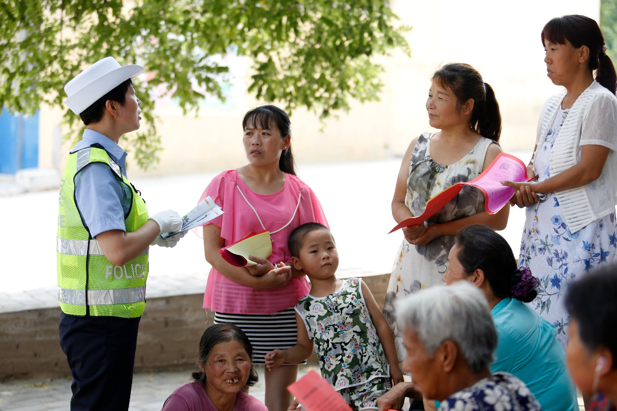 陕西白水关注留守群体  老槐树下开展安全宣传