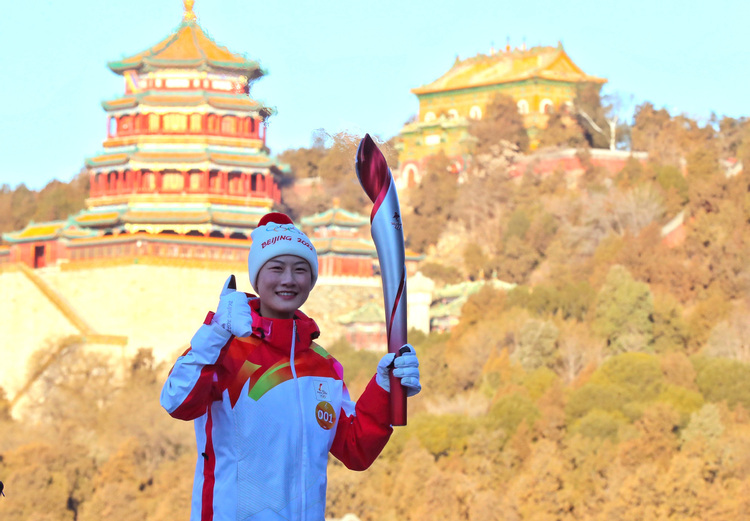 北京冬奥会火炬在颐和园传递