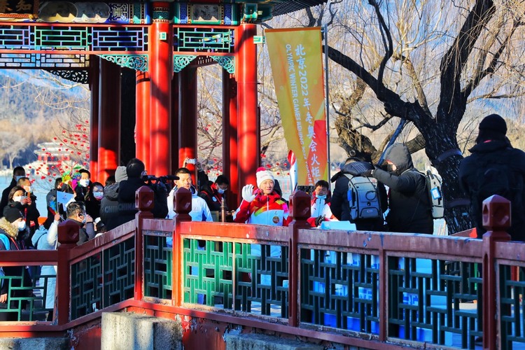 北京冬奥会火炬在颐和园传递