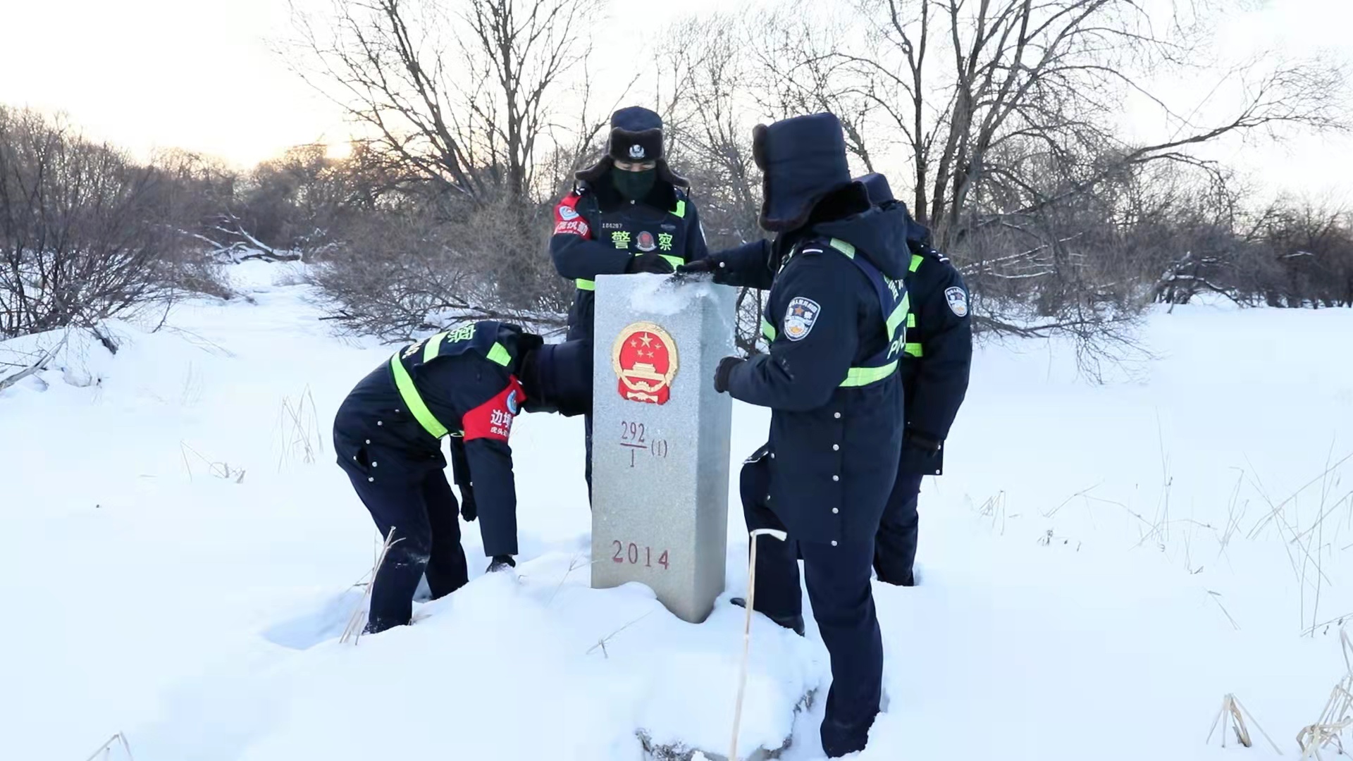 新春走基層 | “虎警官”攜“黑虎”迎虎年_fororder_虎頭邊境派出所民警清理“292-1（1）-2014”界碑輔樁的積雪