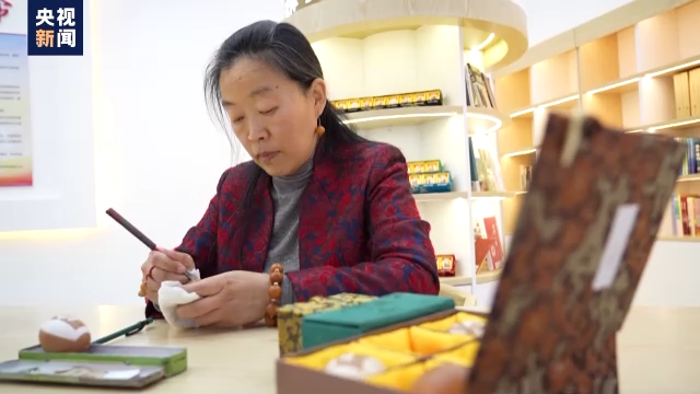 巧手刻深情 手艺人打造蛋壳上的冬奥